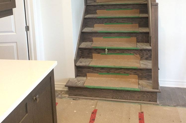 Escalier couvert de poussière de chantier avant le nettoyage