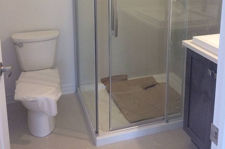 Salle de bain poussiéreuse avant le nettoyage après rénovation
