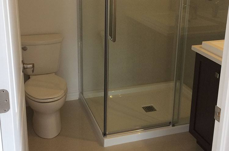Salle de bain impeccable après le nettoyage MCDR