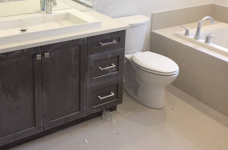 Douche avec résidus de construction avant le nettoyage